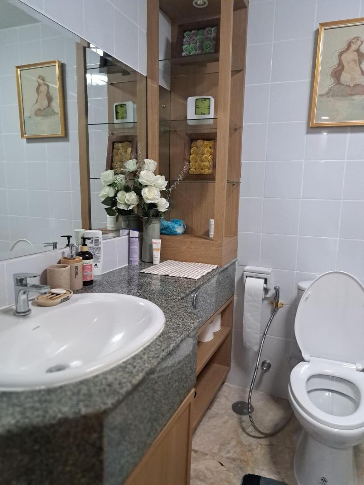 Spacious In Palm Pavilion Near Airport Apartment