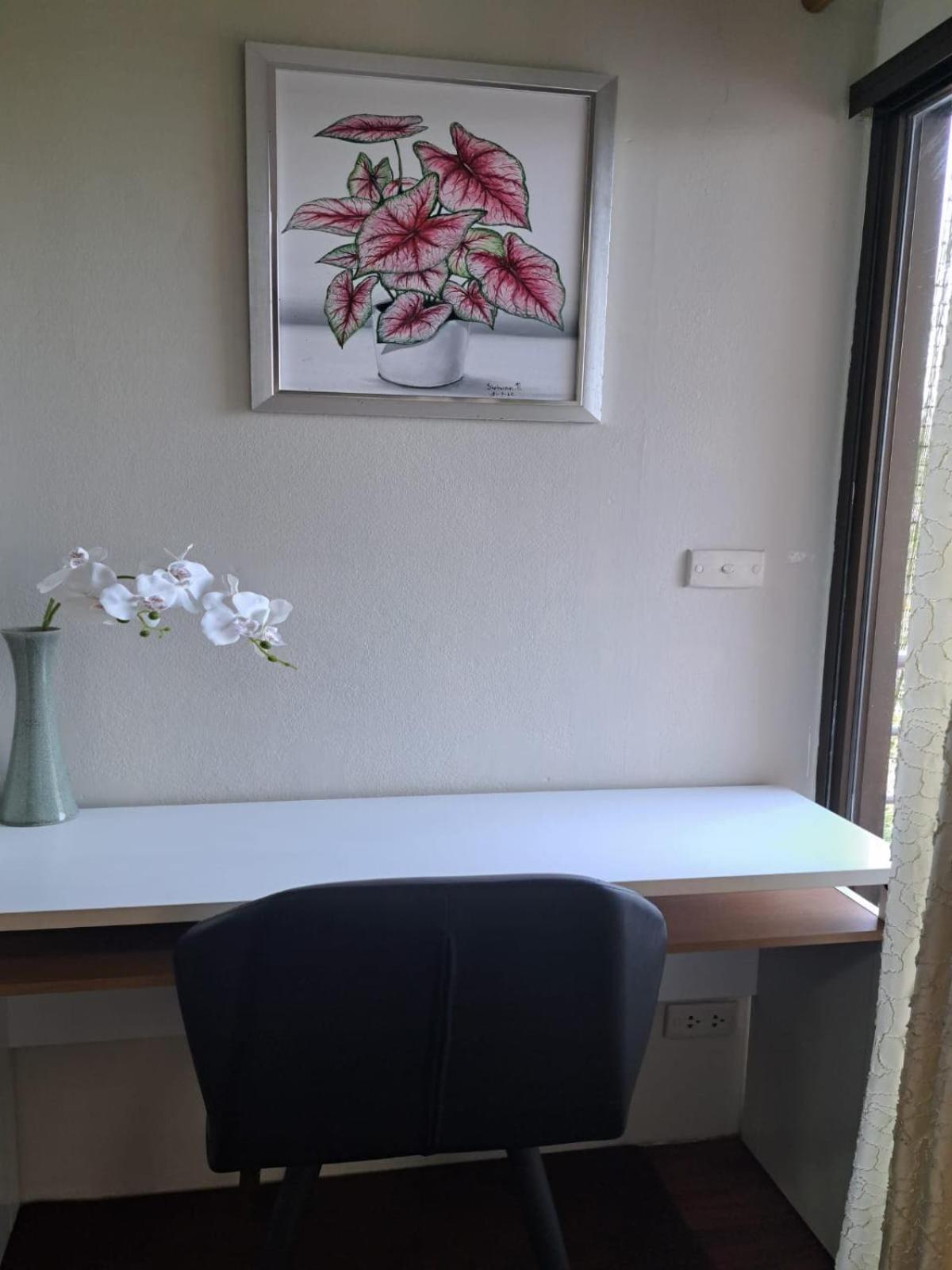 Spacious In Palm Pavilion Near Airport
