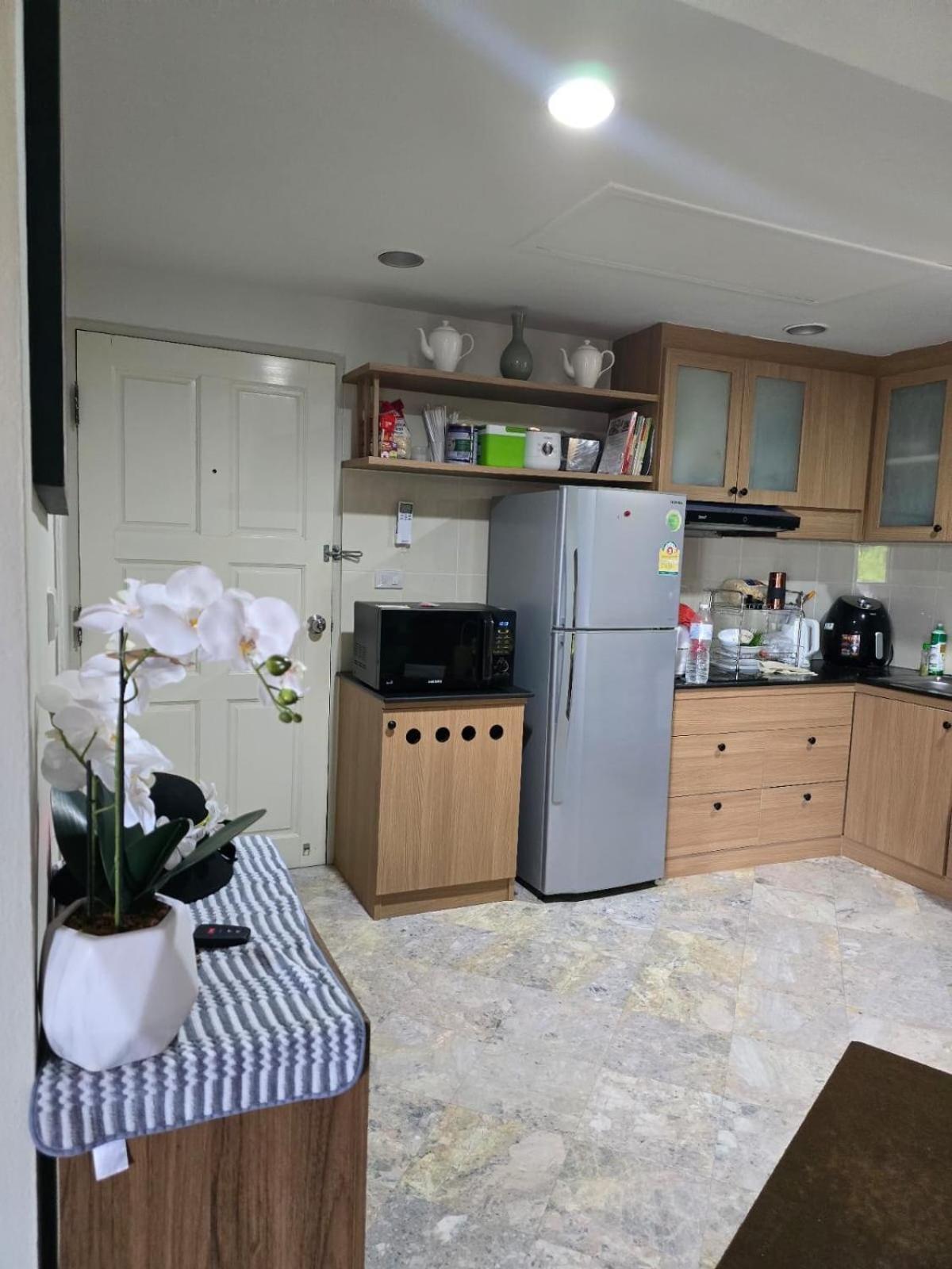 Spacious In Palm Pavilion Near Airport Apartment