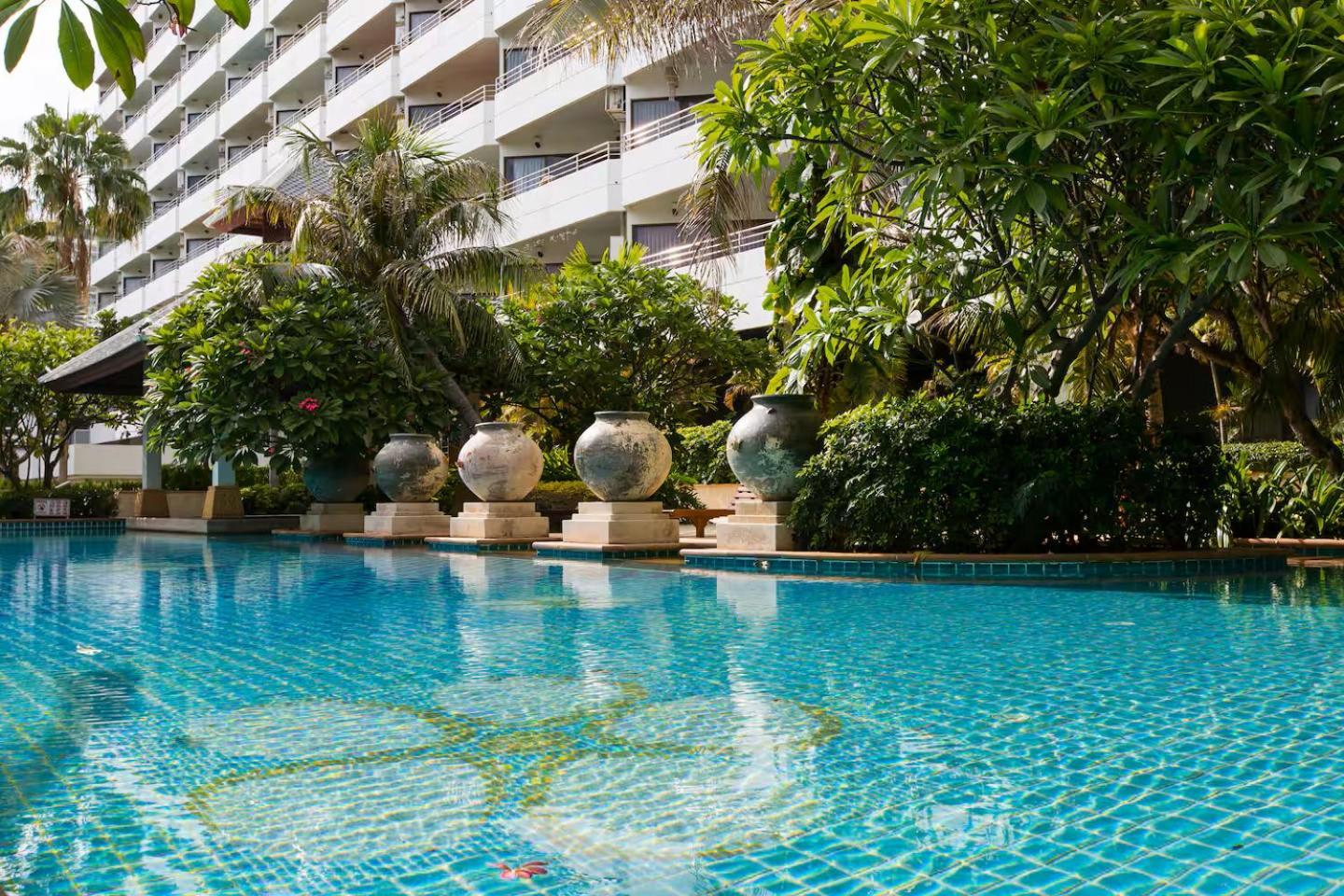 Spacious In Palm Pavilion Near Airport