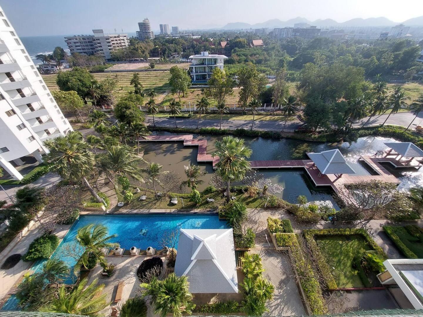 Spacious In Palm Pavilion Near Airport *